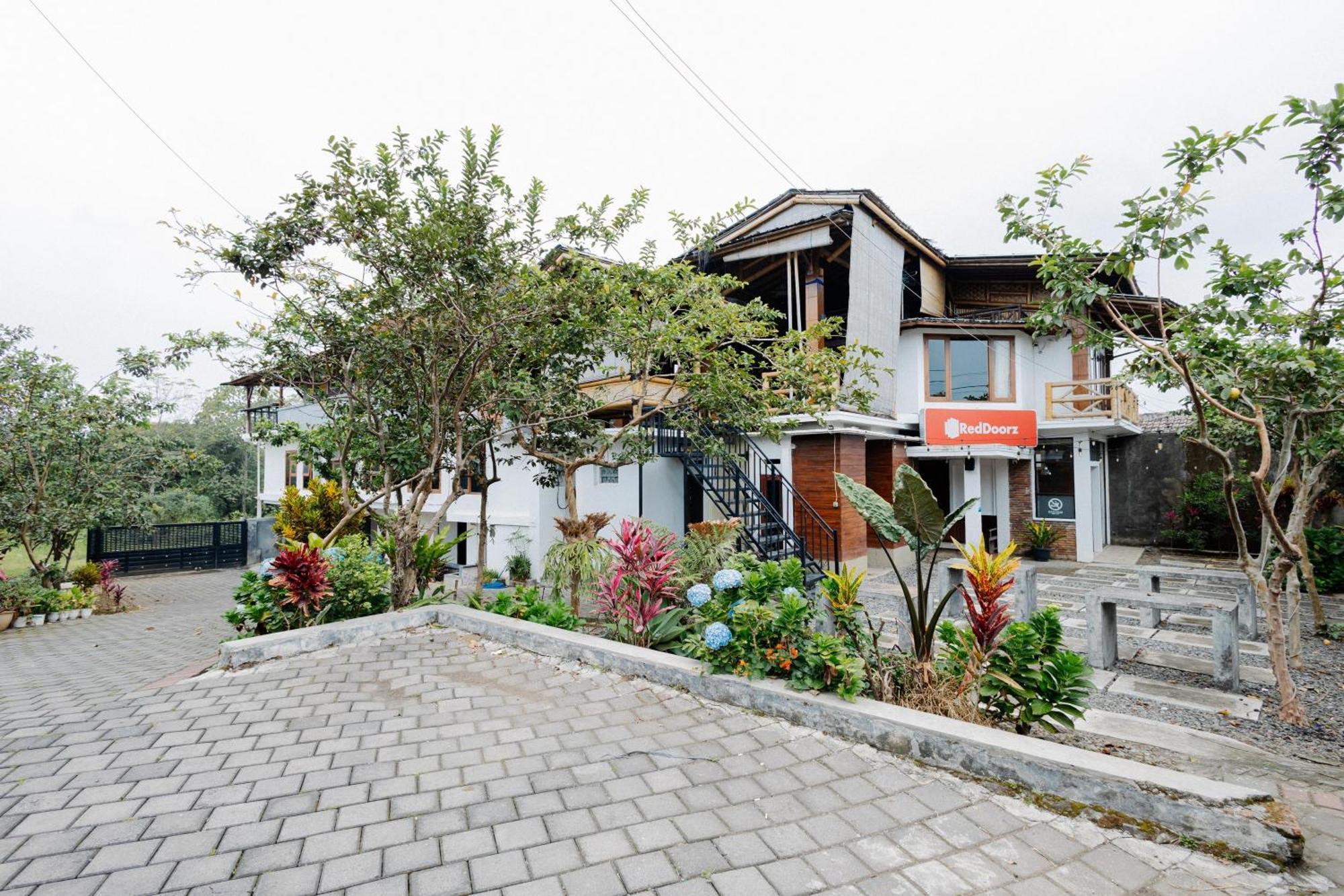 Reddoorz Syariah At Wisma Djokorio Poncokusumo มะลัง ภายนอก รูปภาพ