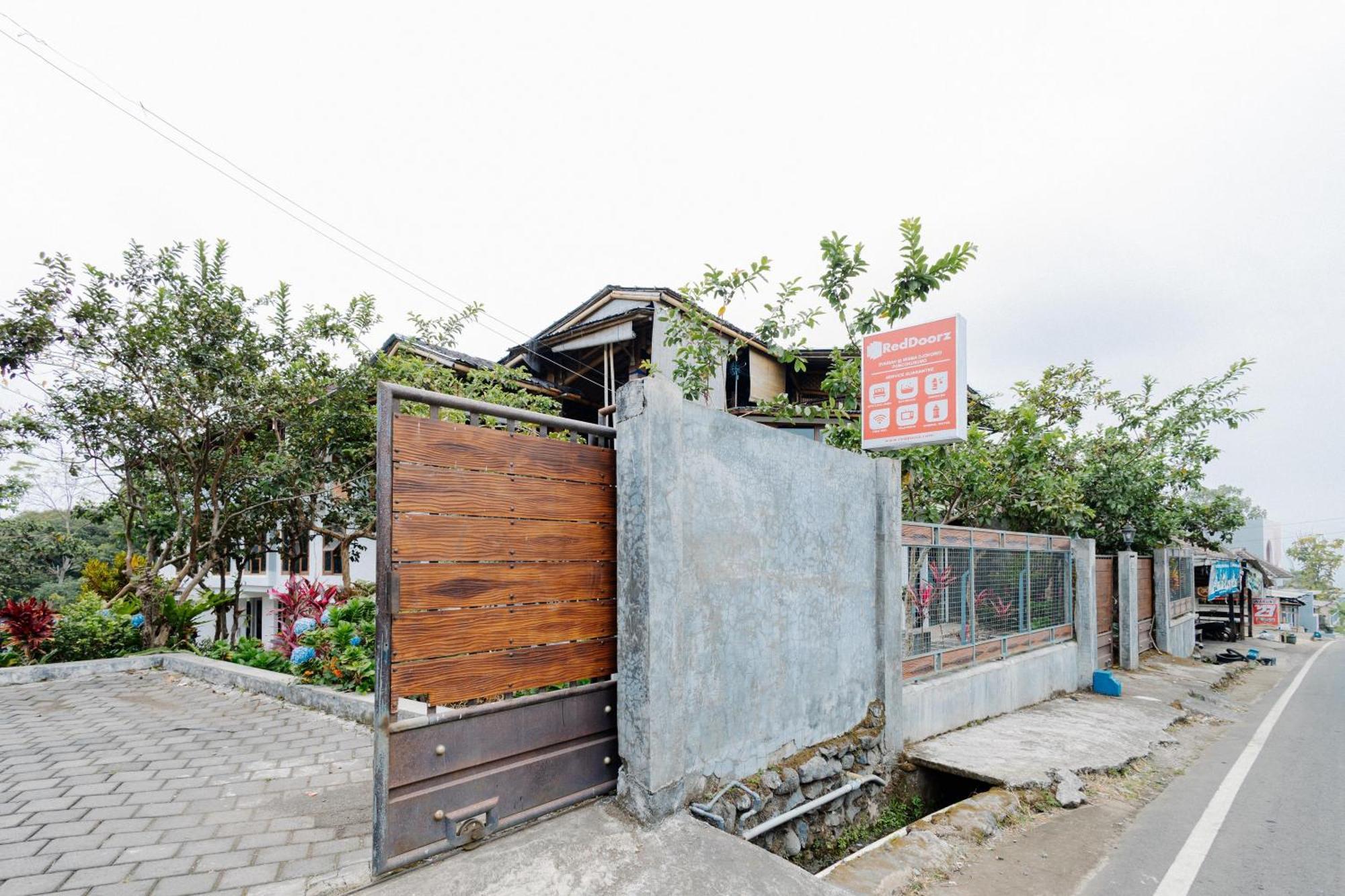 Reddoorz Syariah At Wisma Djokorio Poncokusumo มะลัง ภายนอก รูปภาพ