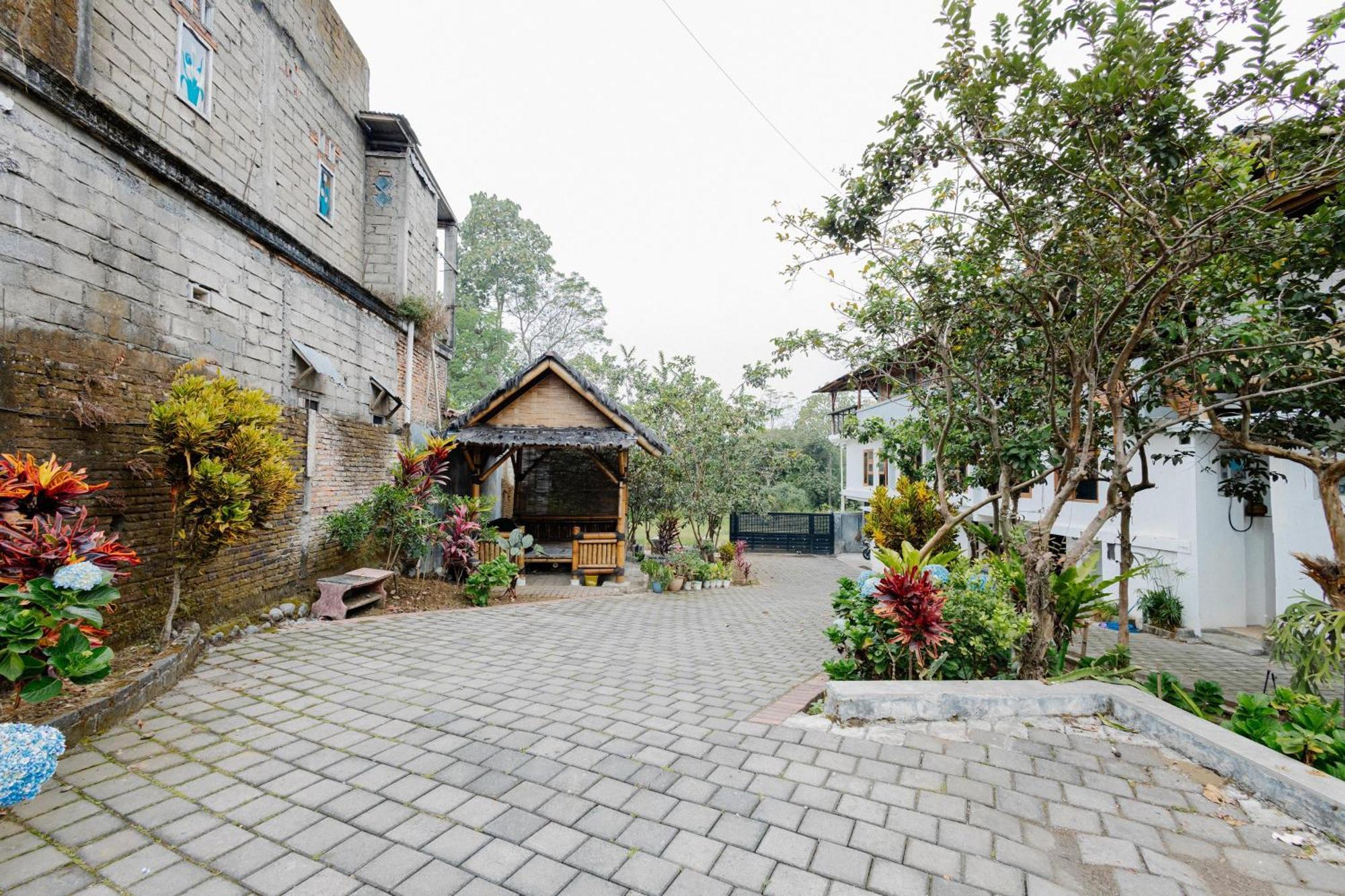 Reddoorz Syariah At Wisma Djokorio Poncokusumo มะลัง ภายนอก รูปภาพ