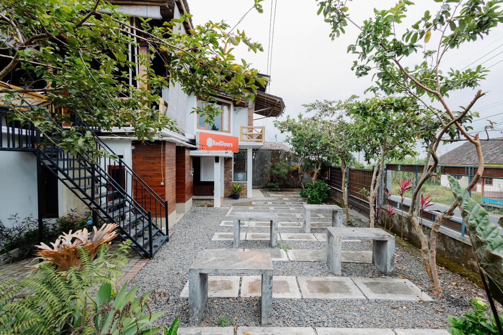 Reddoorz Syariah At Wisma Djokorio Poncokusumo มะลัง ภายนอก รูปภาพ