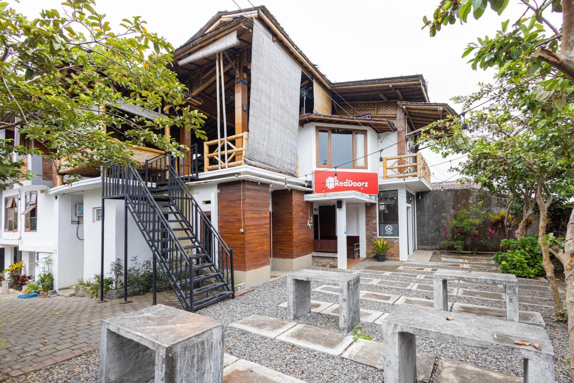 Reddoorz Syariah At Wisma Djokorio Poncokusumo มะลัง ภายนอก รูปภาพ