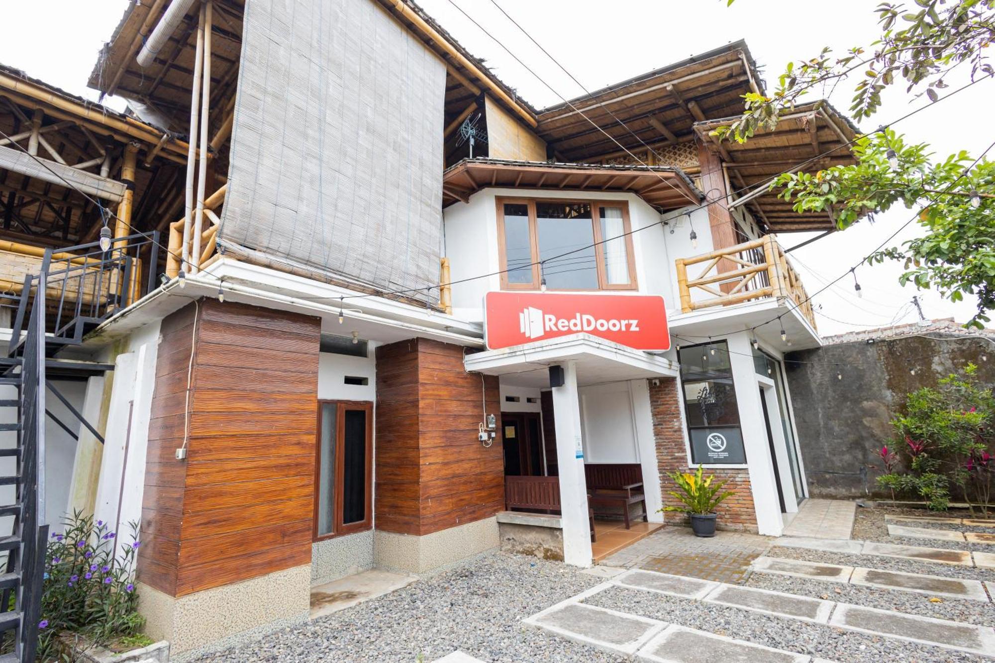 Reddoorz Syariah At Wisma Djokorio Poncokusumo มะลัง ภายนอก รูปภาพ