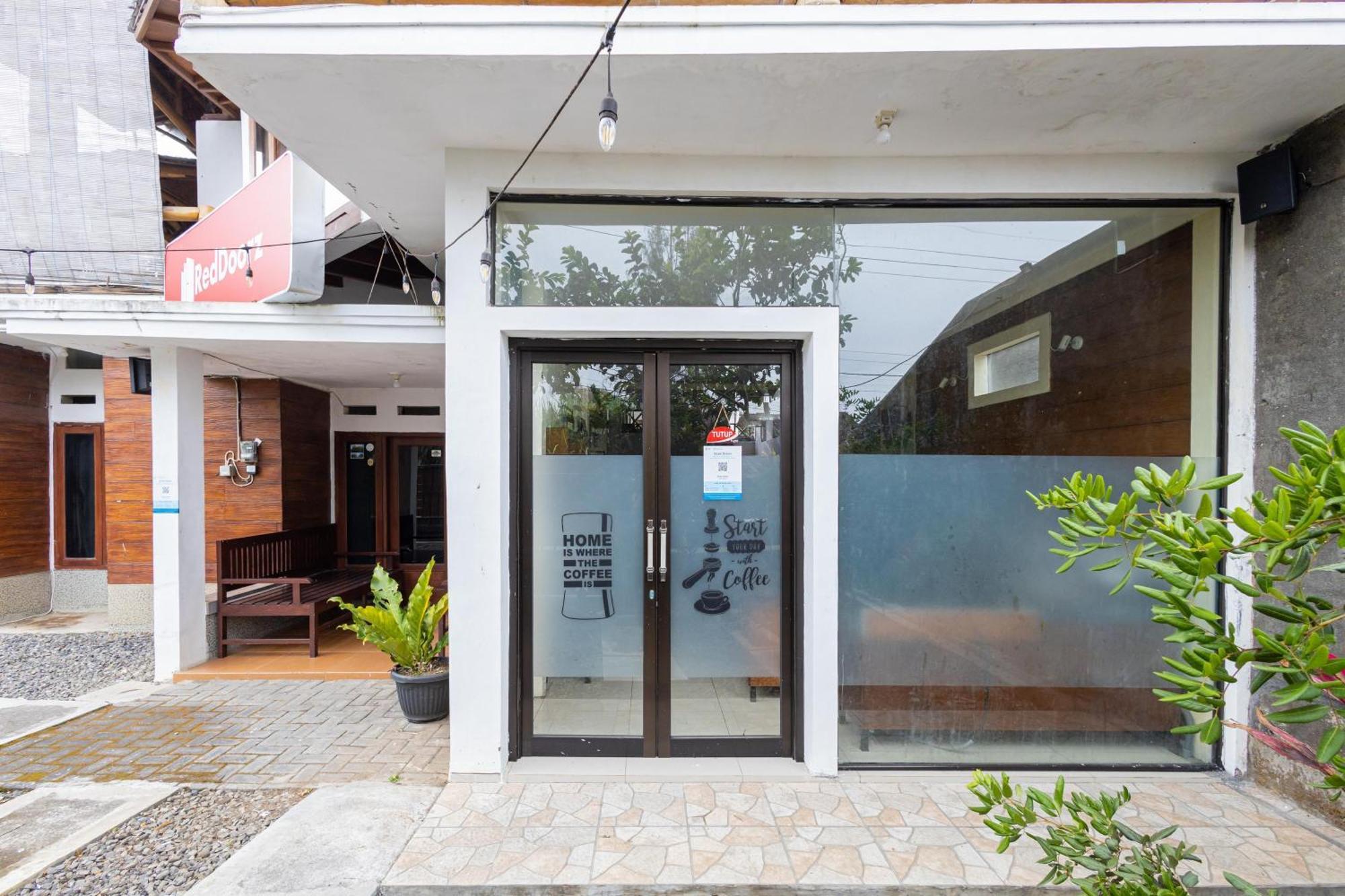 Reddoorz Syariah At Wisma Djokorio Poncokusumo มะลัง ภายนอก รูปภาพ