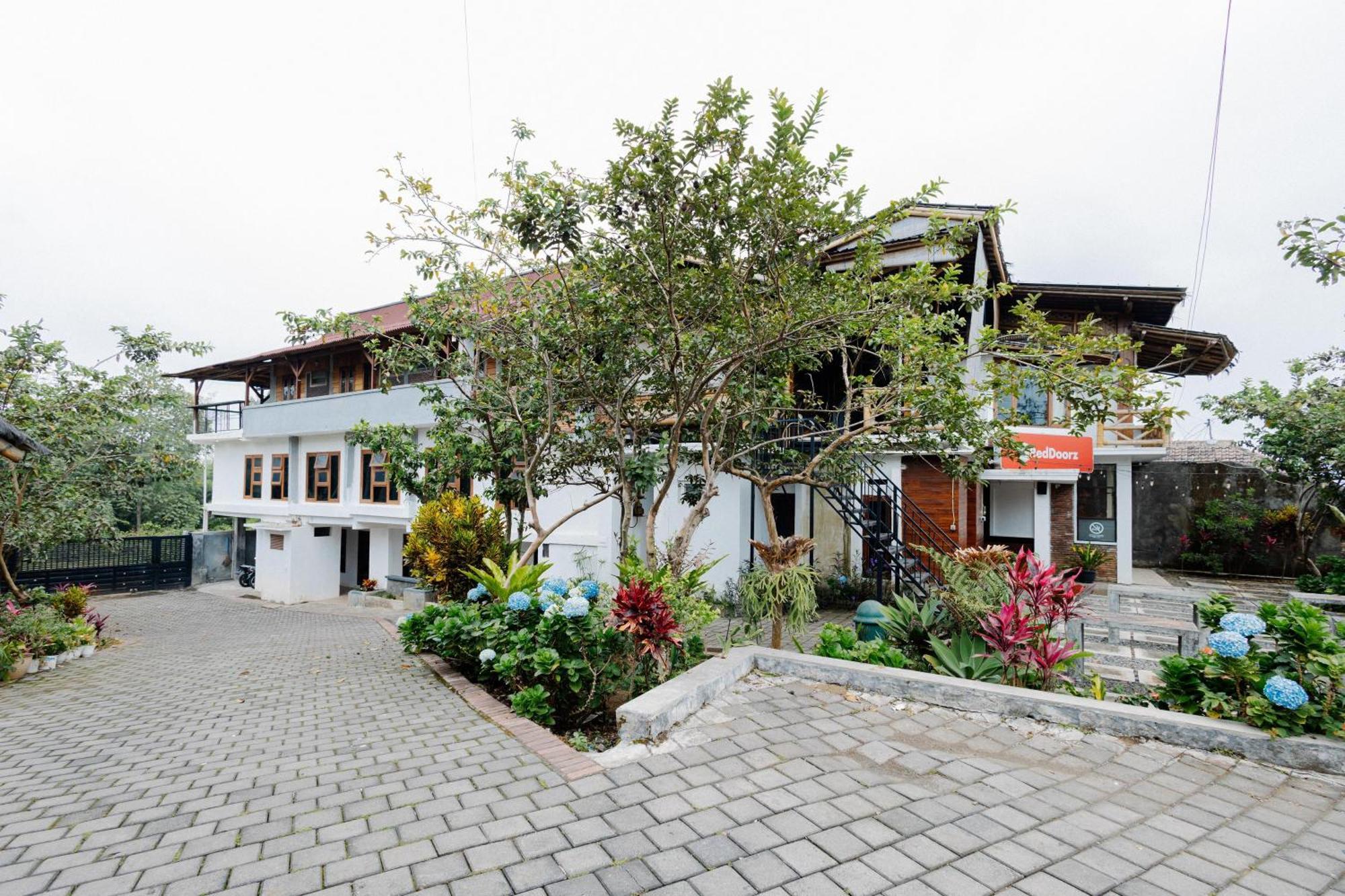 Reddoorz Syariah At Wisma Djokorio Poncokusumo มะลัง ภายนอก รูปภาพ