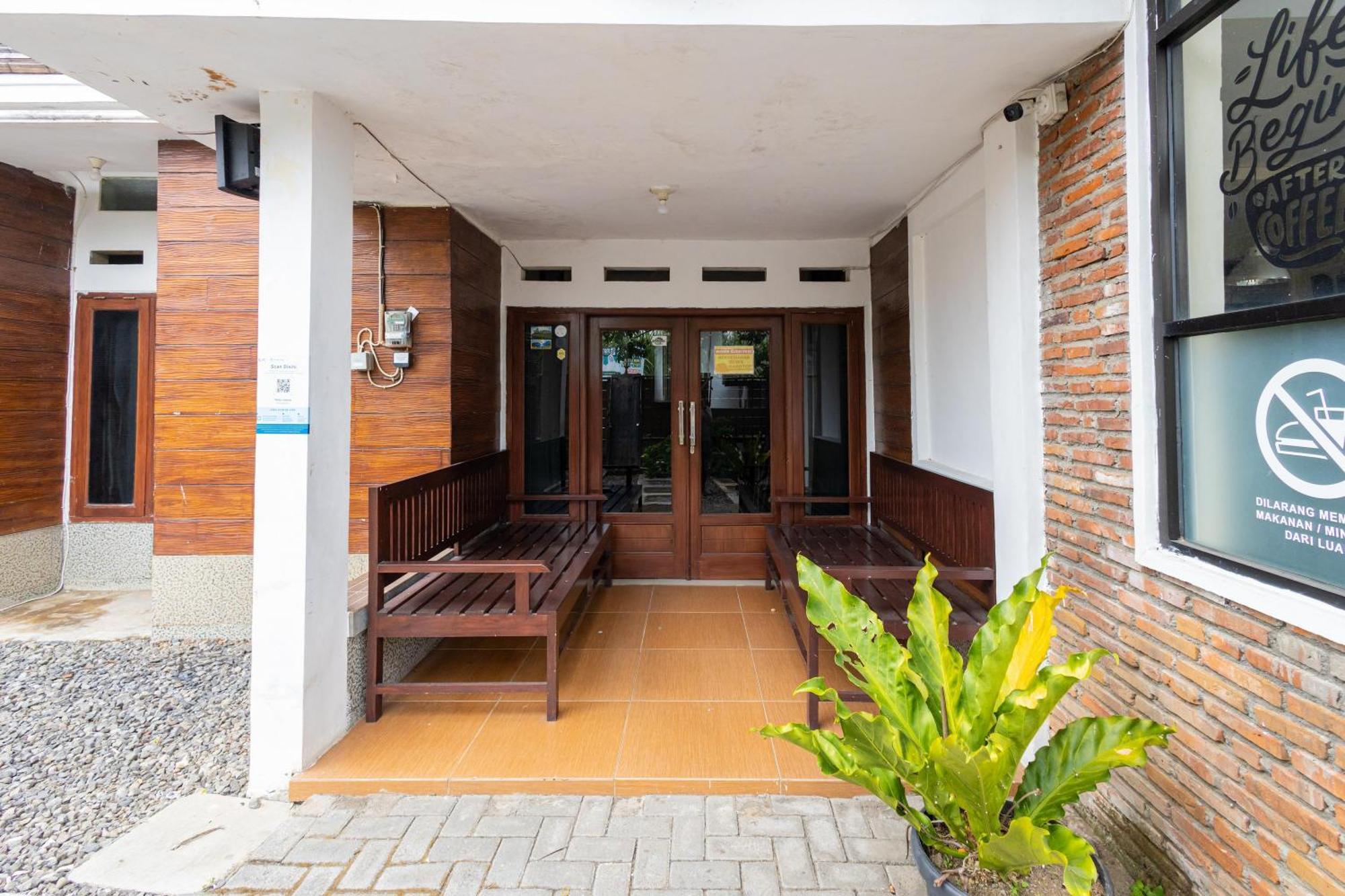 Reddoorz Syariah At Wisma Djokorio Poncokusumo มะลัง ภายนอก รูปภาพ